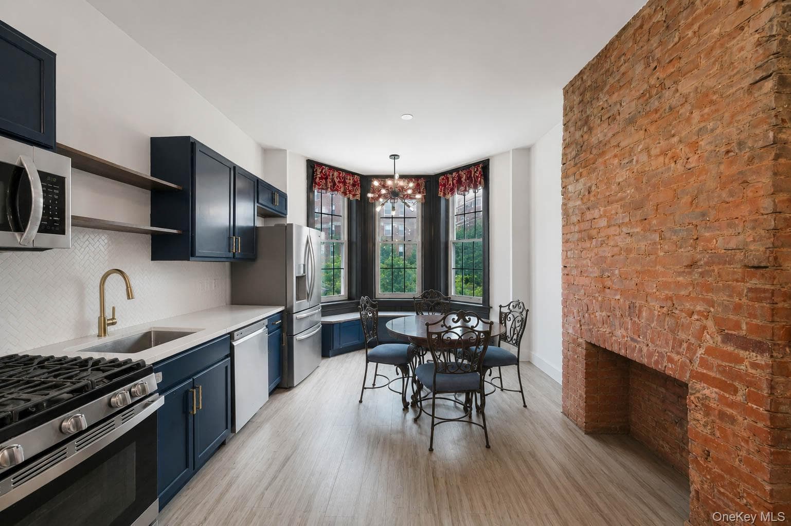 330 E 198th Street thumbnail 17