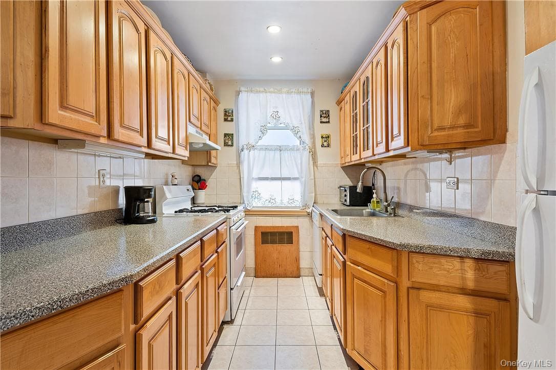 525 W 236 Street Unit: 5B thumbnail 4