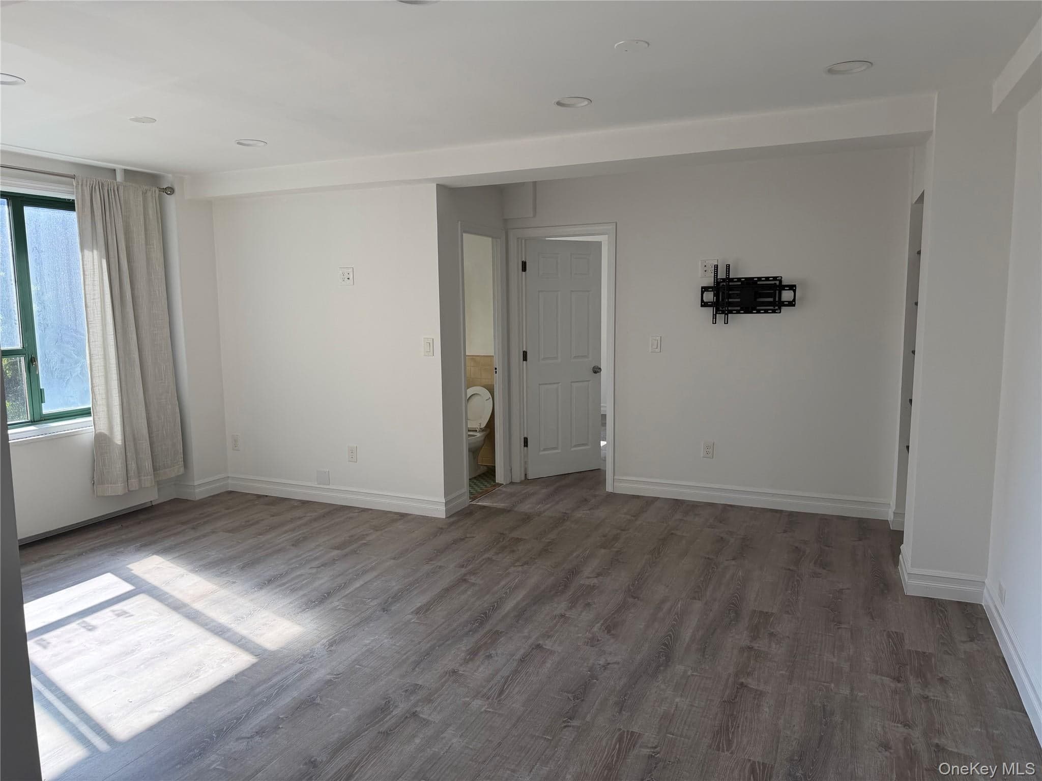 1514 Metropolitan Avenue Unit: 6E thumbnail 2