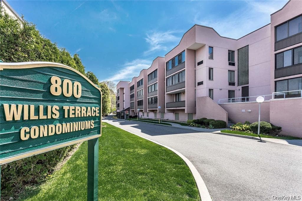 800 Willis Avenue Unit: 105, Albertson