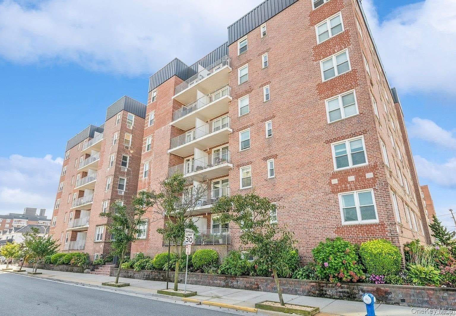 210 E Broadway Unit: 6L photo 1