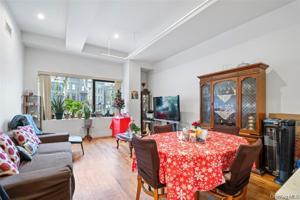 850 Metropolitan Avenue Unit: 1E thumbnail 3