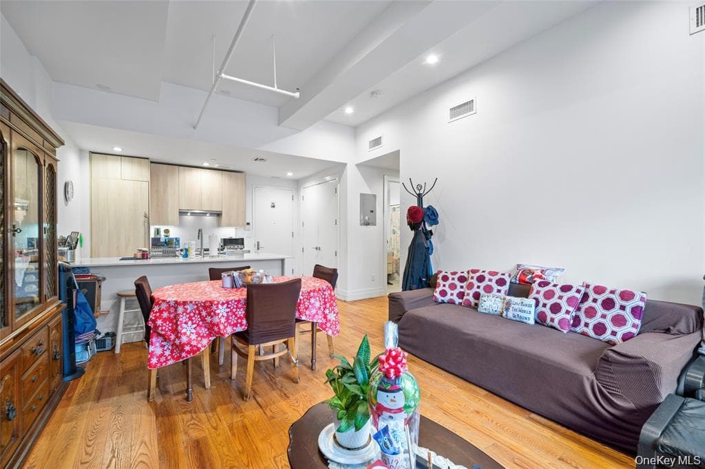 850 Metropolitan Avenue Unit: 1E thumbnail 4