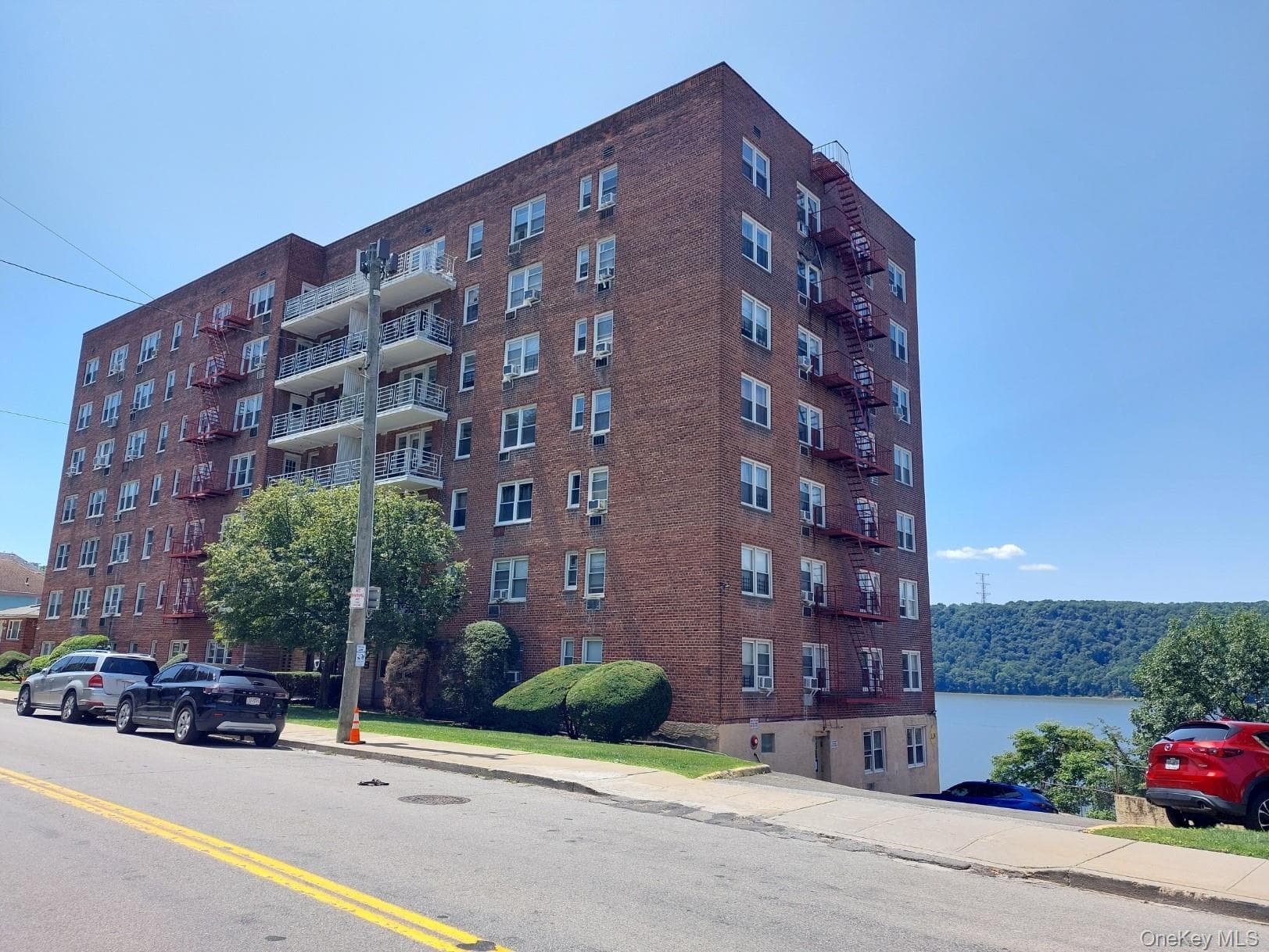 679 Warburton Avenue Unit: 1L thumbnail 2