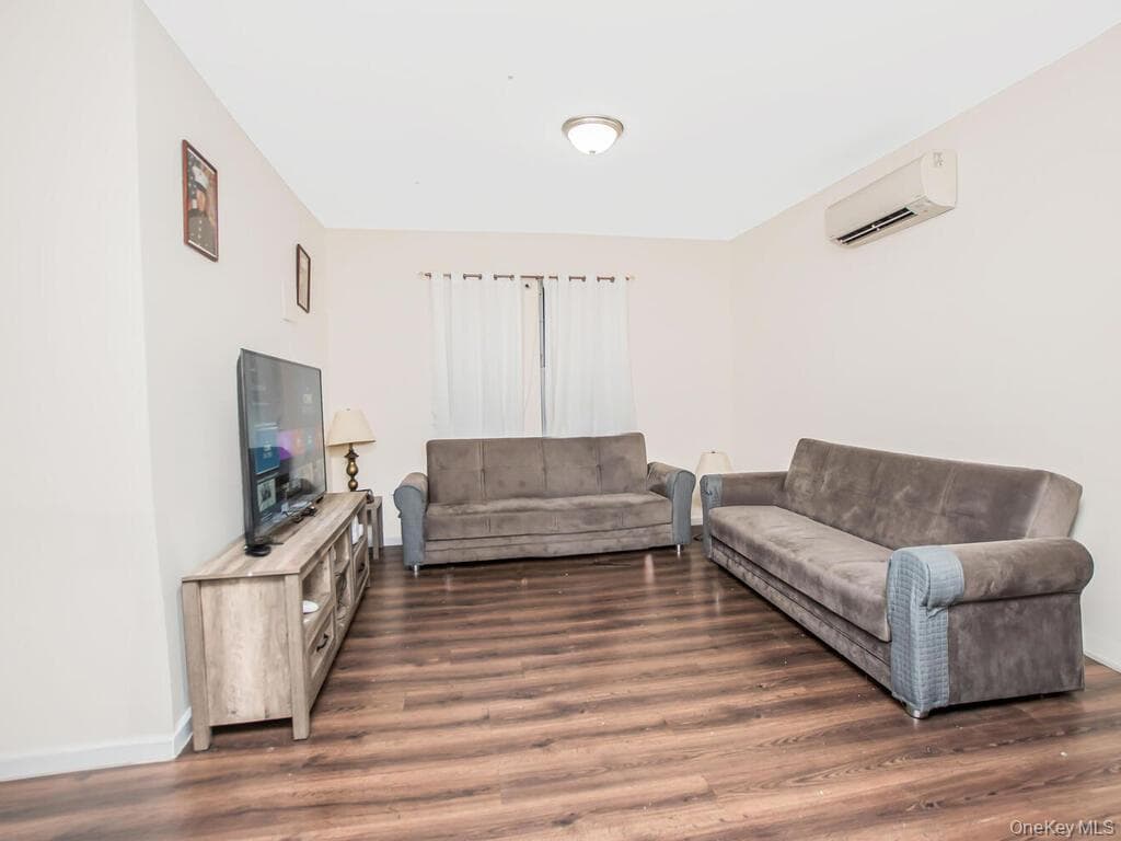 1406 White Plains Road thumbnail 10