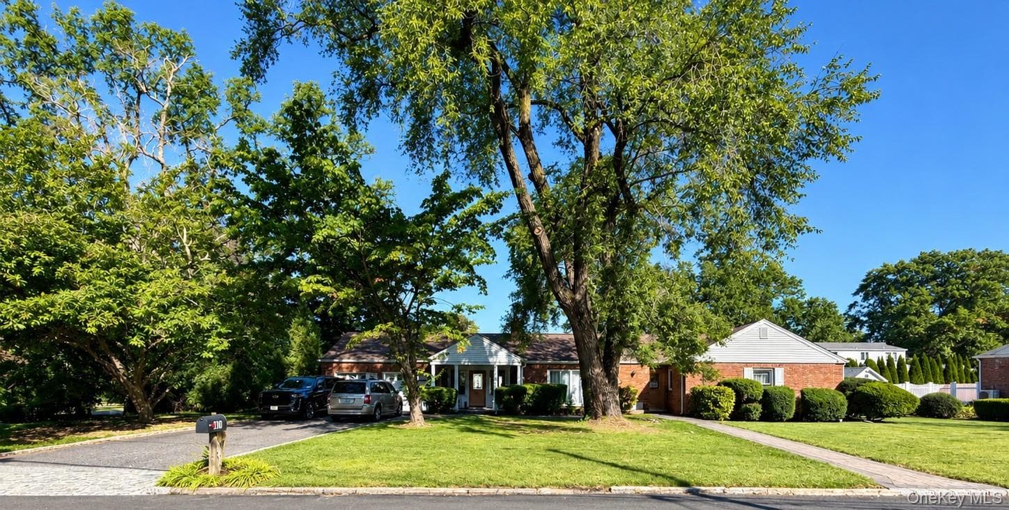 100 Hoover Place, Centerport