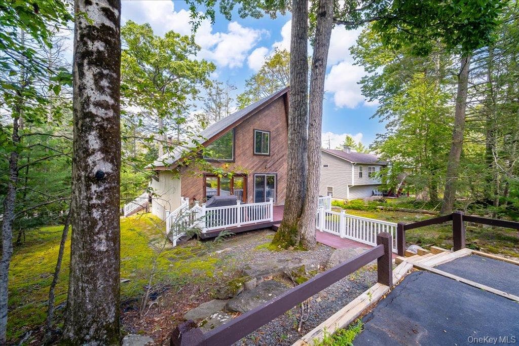 142 N Emerald Drive thumbnail 3