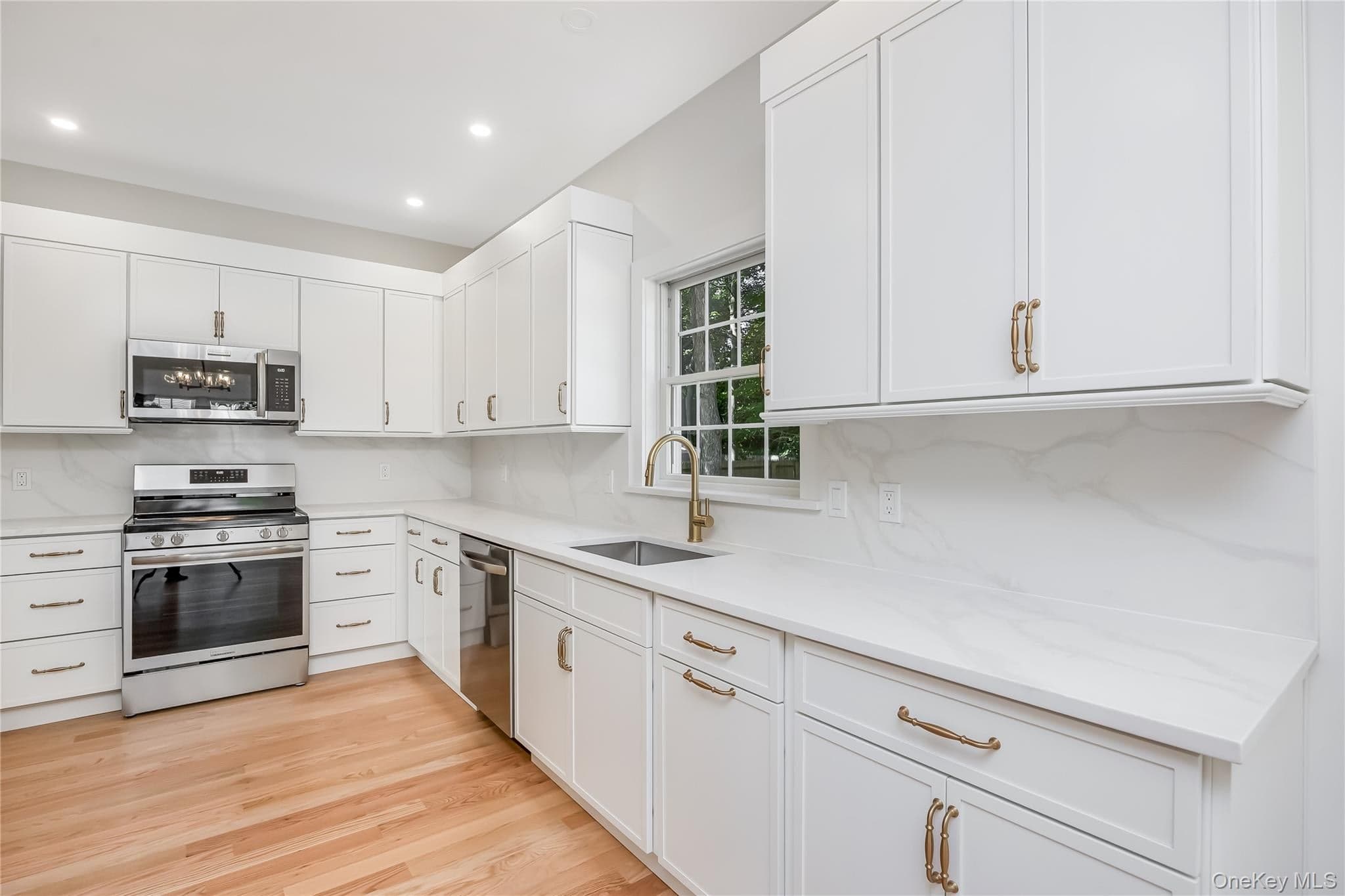 510 Bayport Avenue thumbnail 10