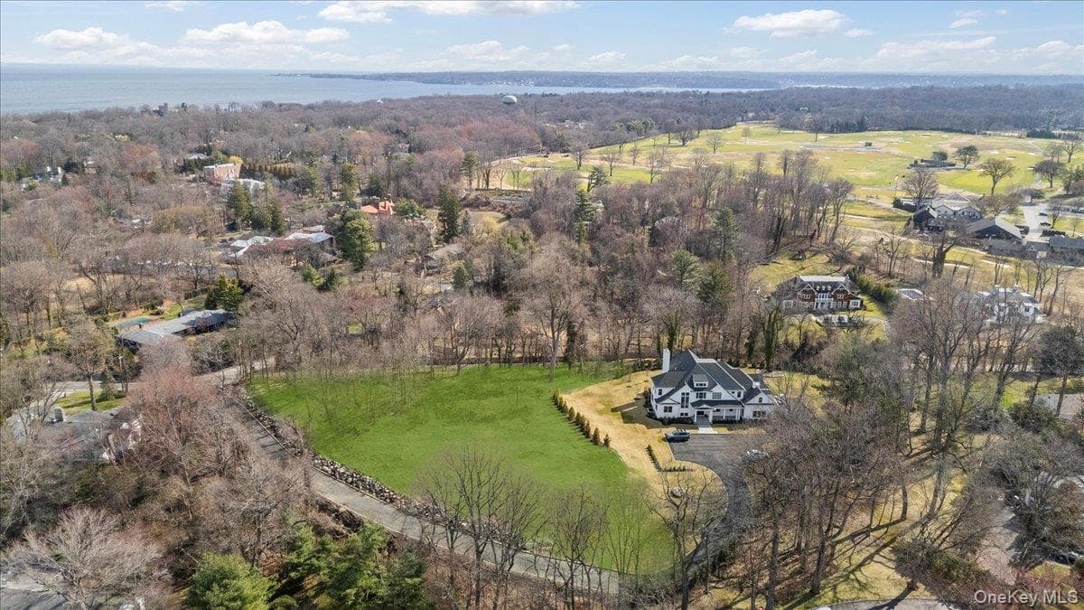 36 Cow Neck Road thumbnail 16