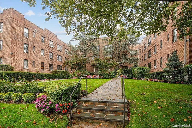 15 Canterbury Road Unit: C10, Great Neck