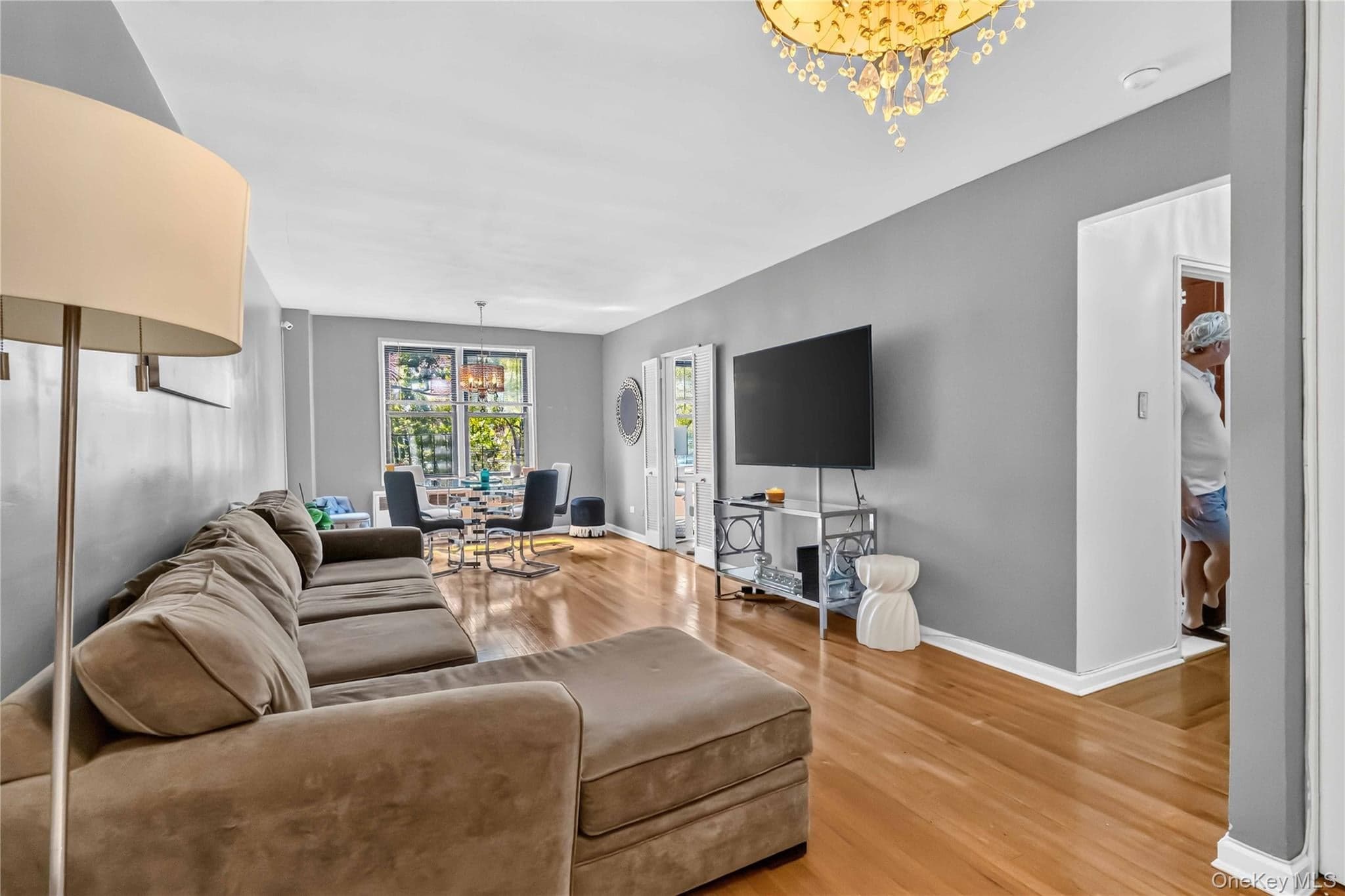 665 Thwaites Place Unit: 5H thumbnail 2