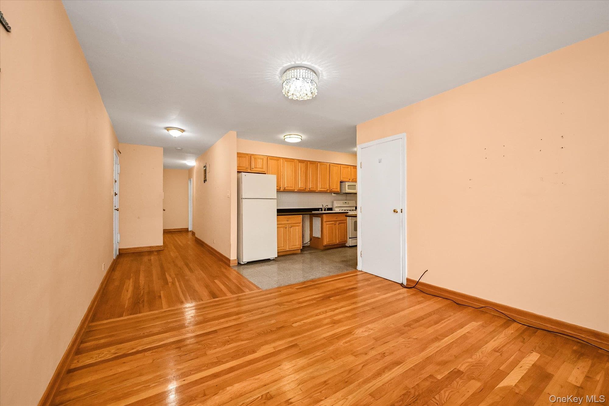 140-18 Burden Crescent Unit: 411 thumbnail 3