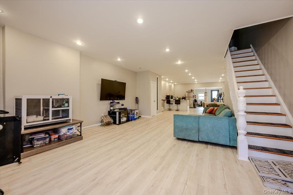 1321 Balcom Avenue Unit: 1 thumbnail 3