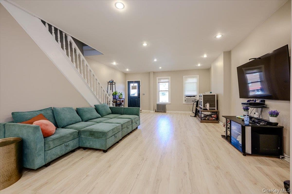 1321 Balcom Avenue Unit: 1 thumbnail 4