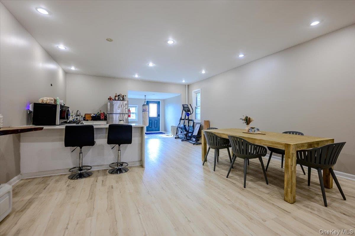 1321 Balcom Avenue Unit: 1 thumbnail 5