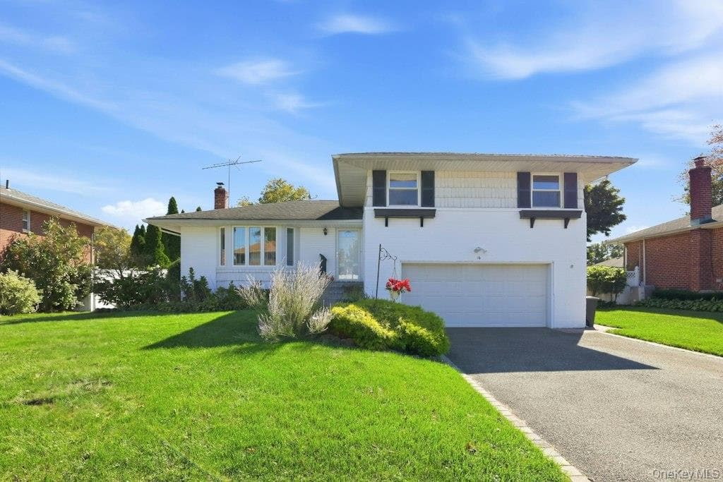16 Radnor Road, Plainview