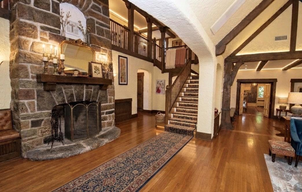 539 Manhasset Woods Road thumbnail 3