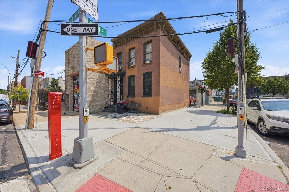 320 Jackson Avenue thumbnail 4