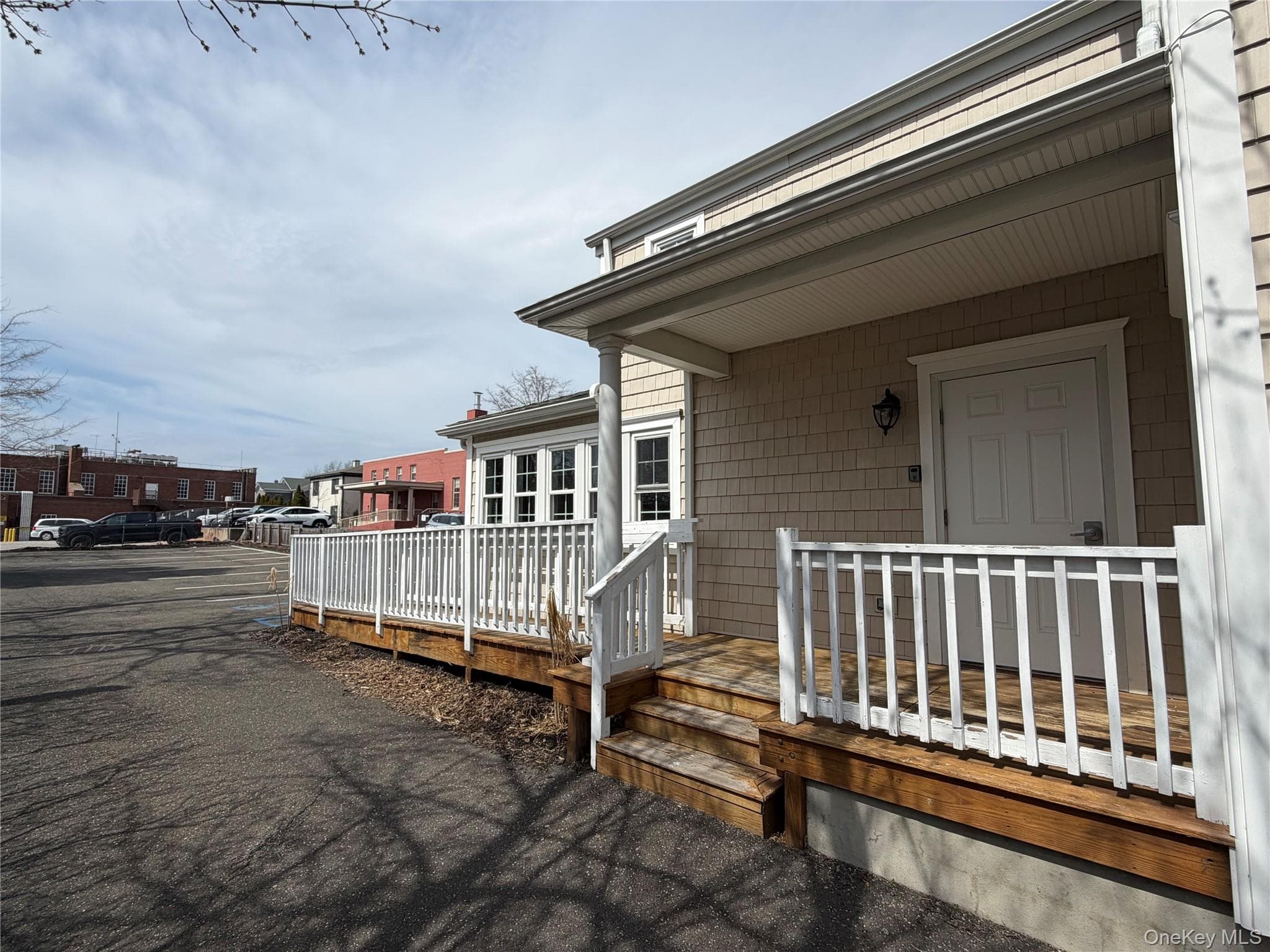 211 Roanoke Avenue thumbnail 3
