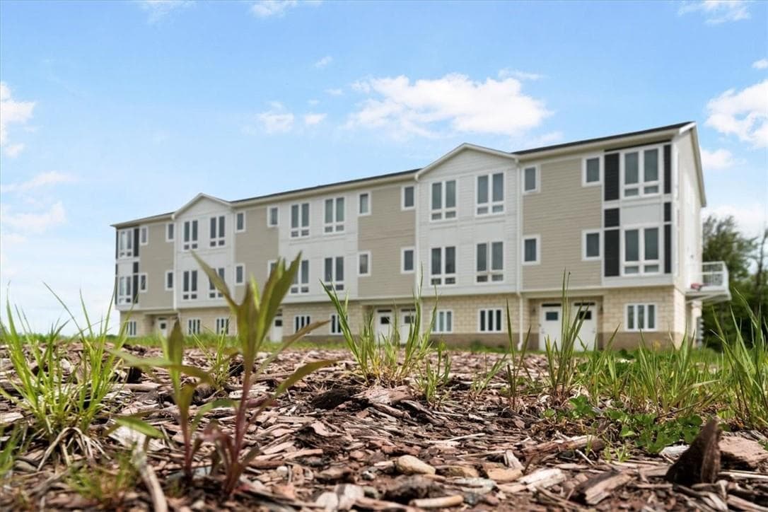 530 W Broadway thumbnail 3