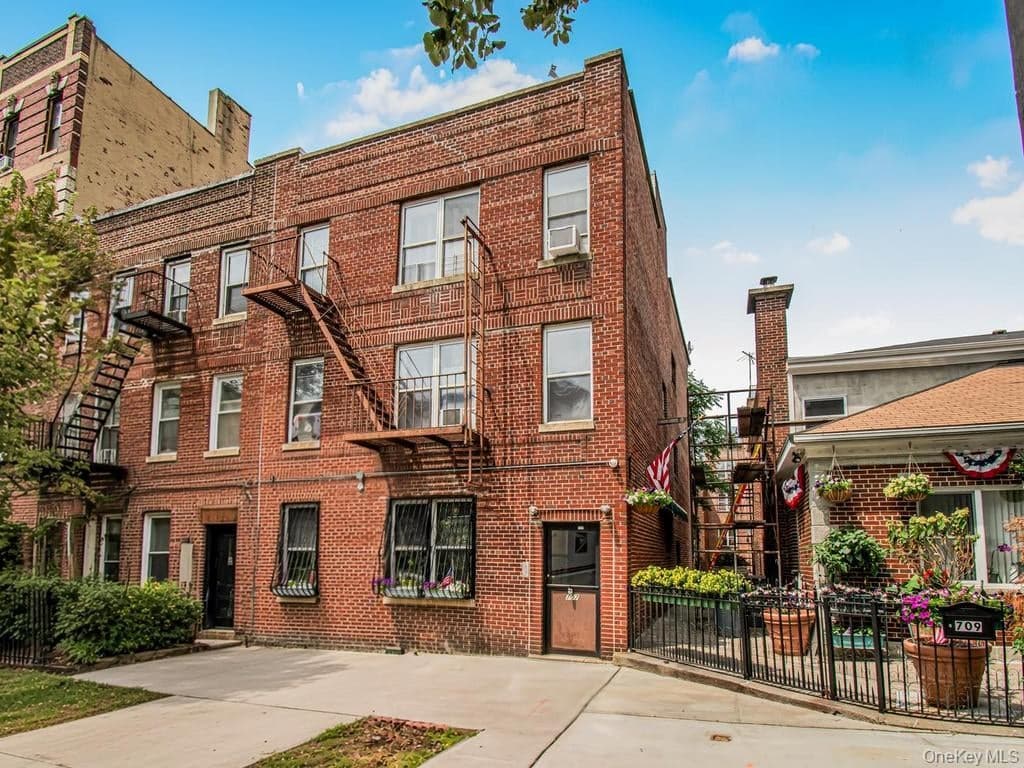 707 E 189th Street thumbnail 3