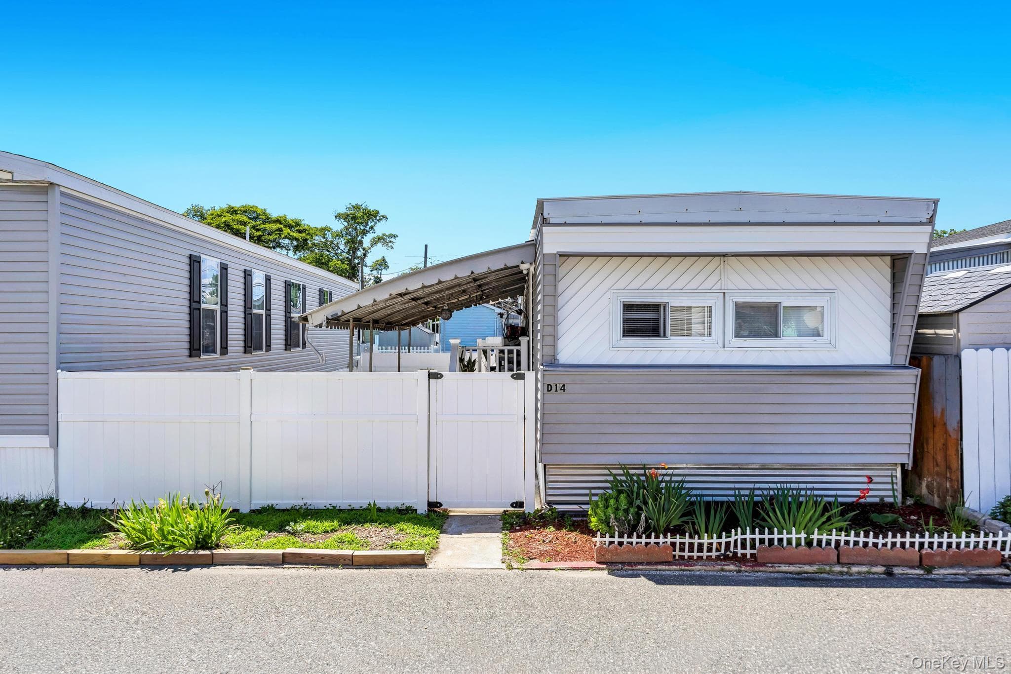 600 Broadway Unit: D14, Amityville
