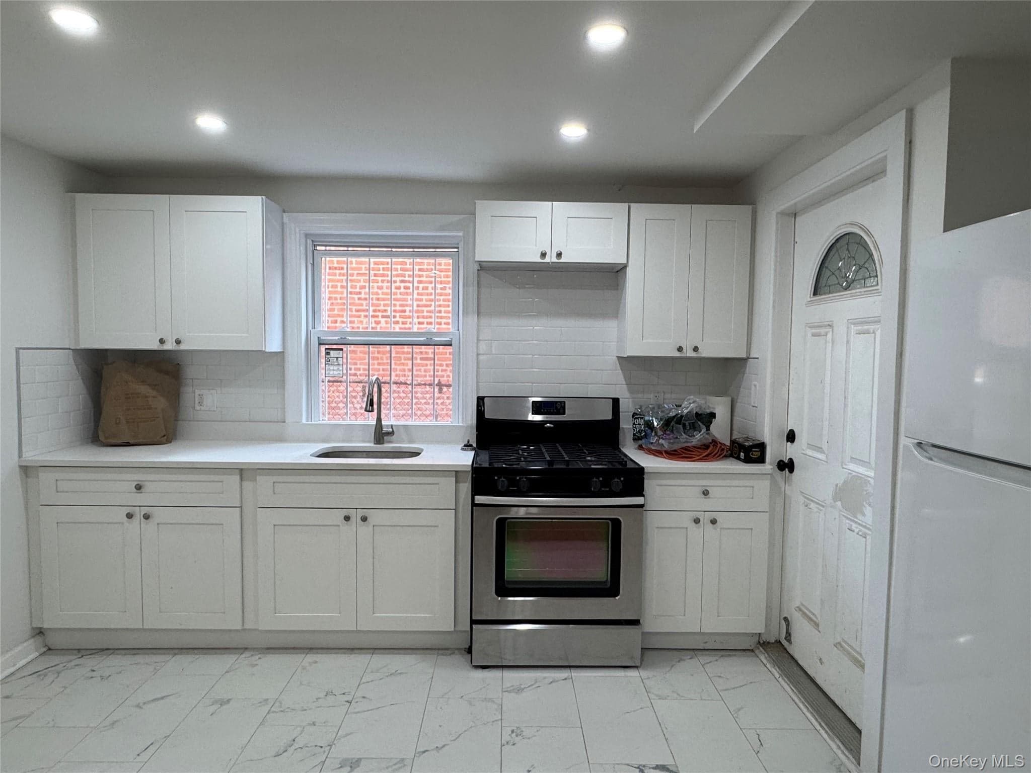1054 Lydig Avenue thumbnail 4