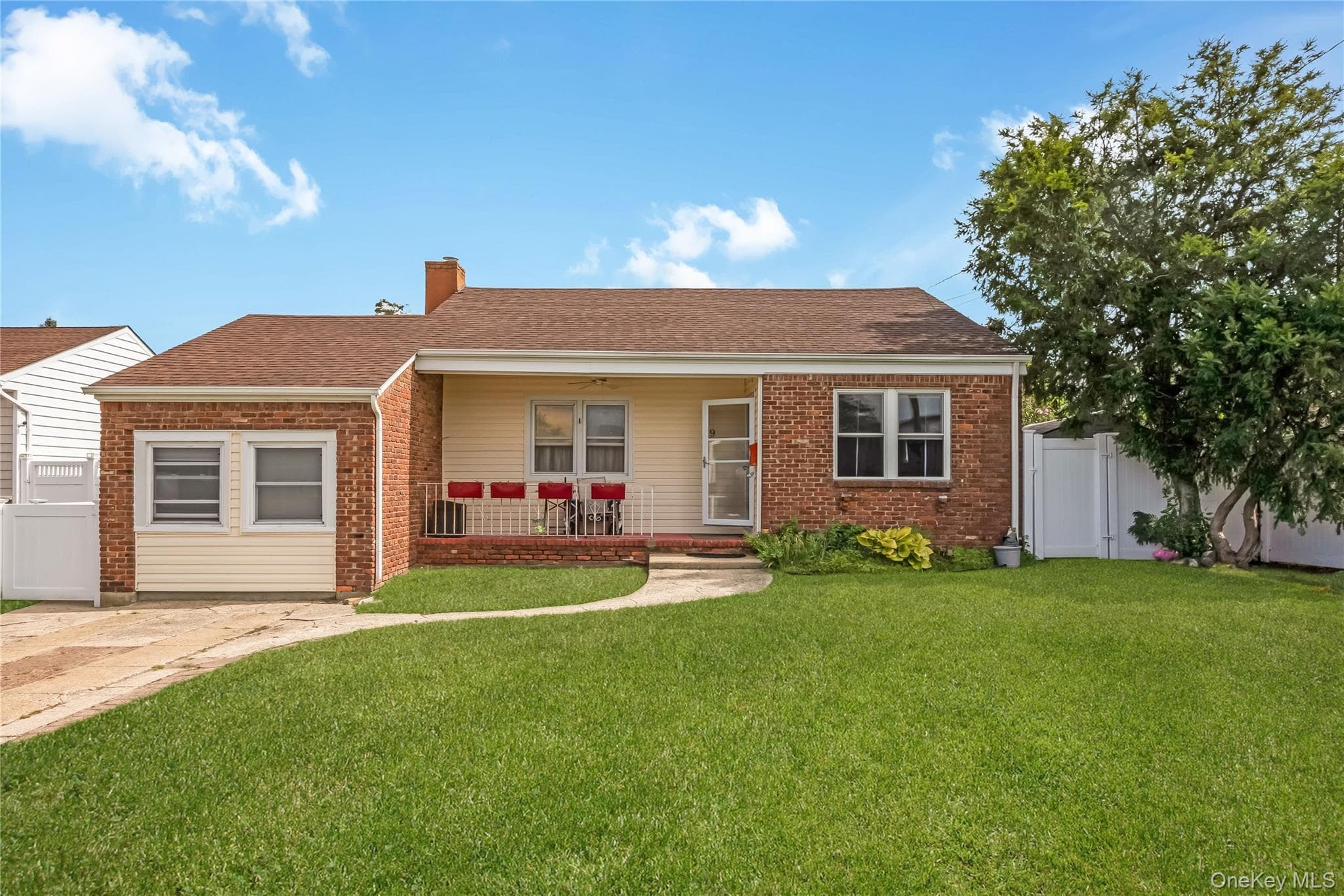 19 Rainbow Lane, Lindenhurst