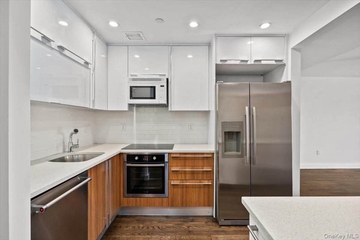 3135 31st Street Unit: 605 thumbnail 2