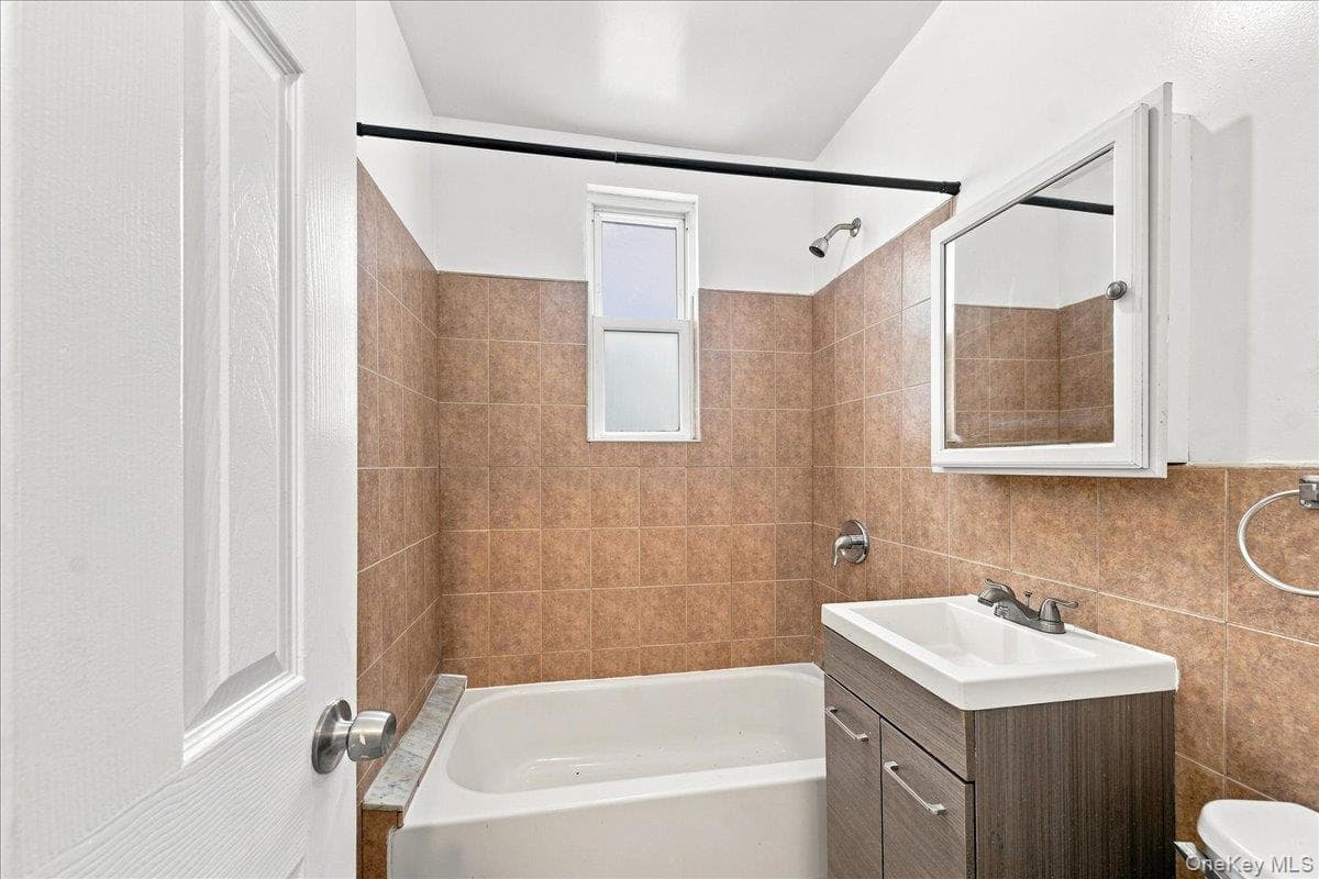 1022 E 219th Street thumbnail 4