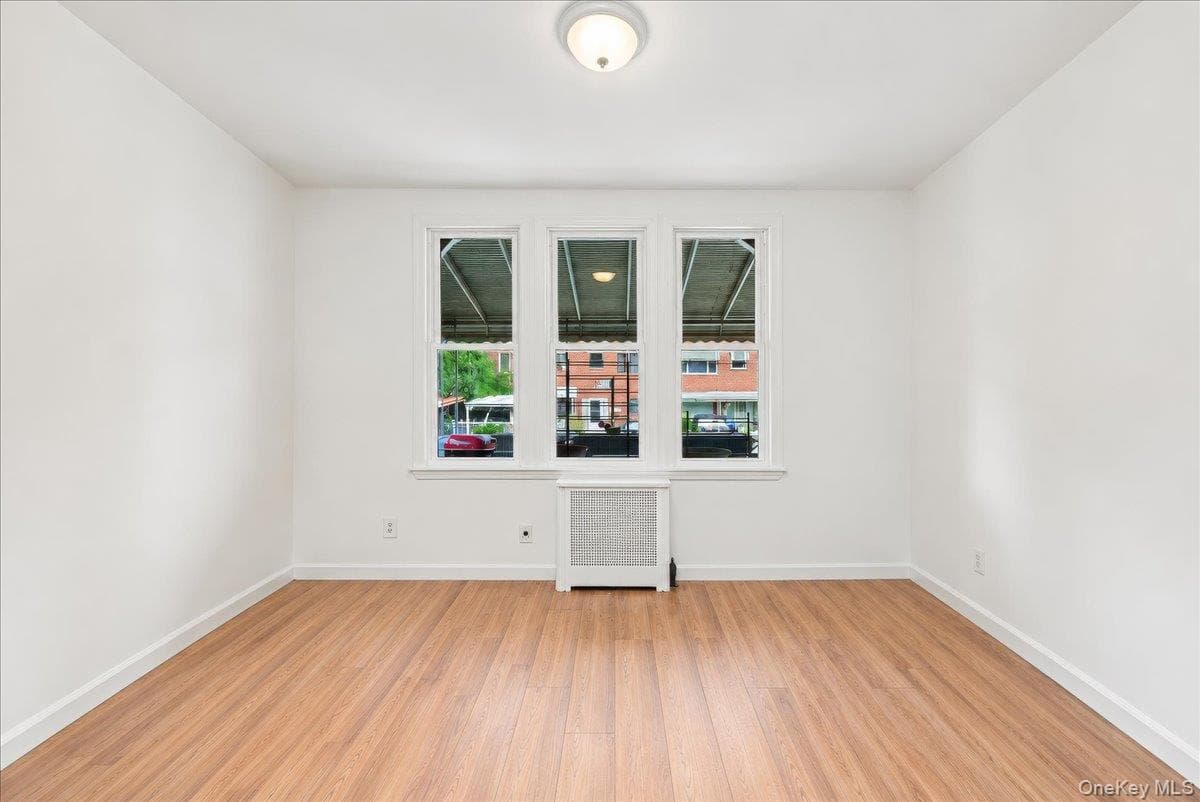1022 E 219th Street thumbnail 10