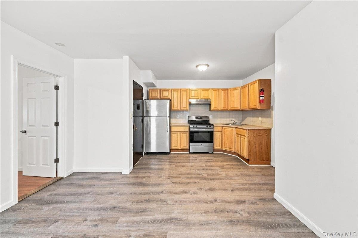 1022 E 219th Street thumbnail 12