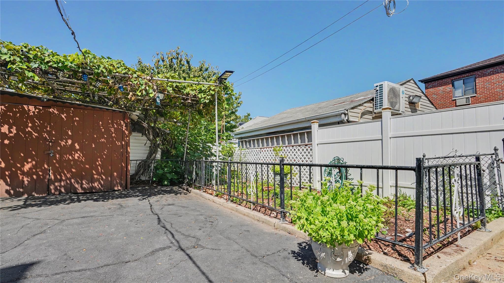 2977 Harding Avenue thumbnail 3