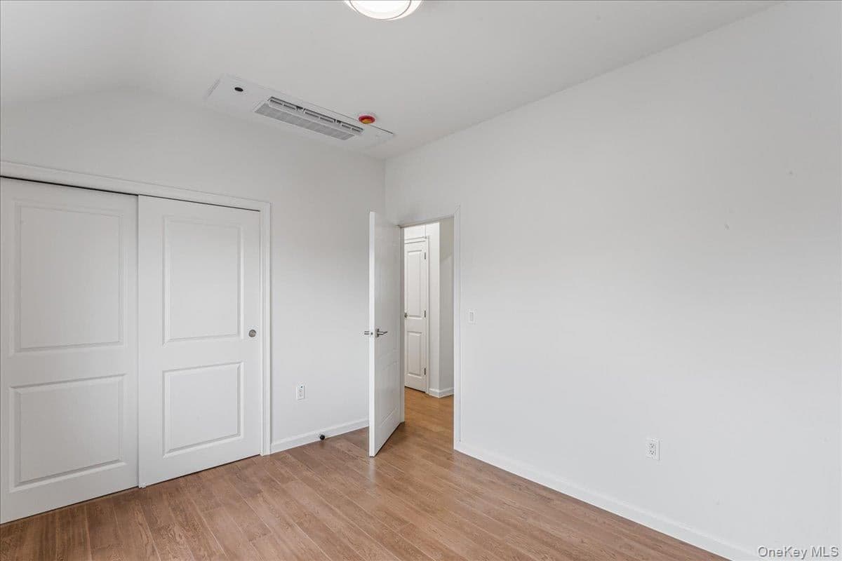 15033 Hawtree Street thumbnail 40