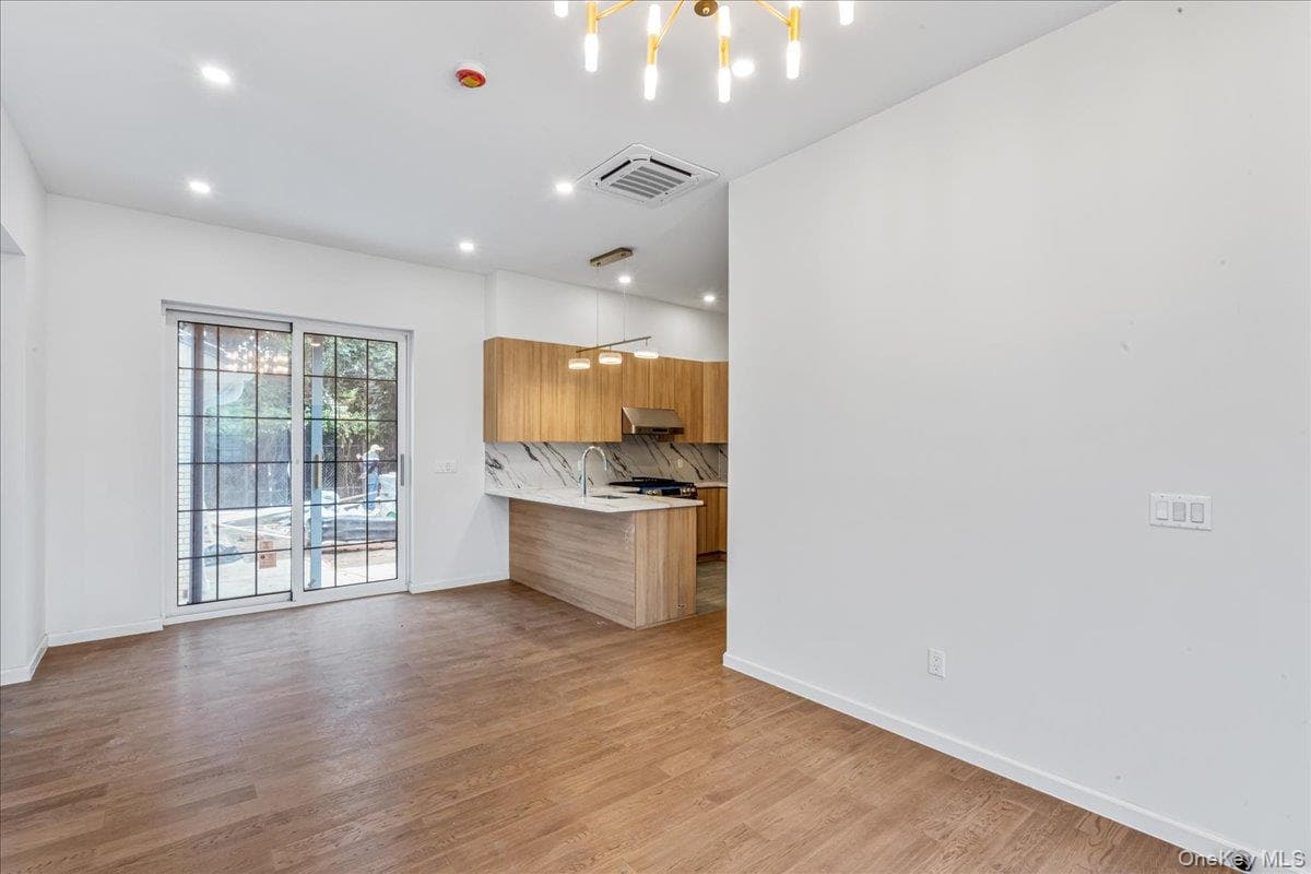 15033 Hawtree Street thumbnail 16