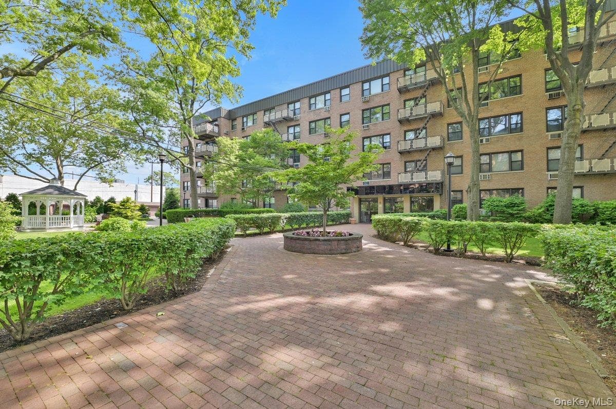 6 Birchwood Court Unit: 3F, Mineola