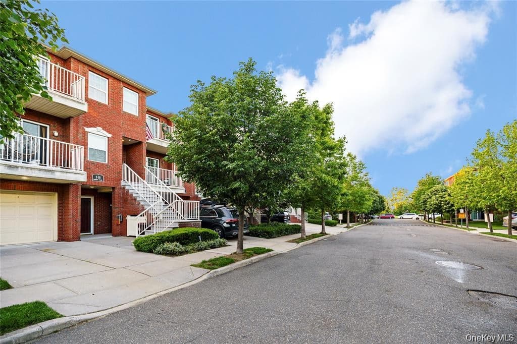 319 Endeavor Place Unit: 43, College Point