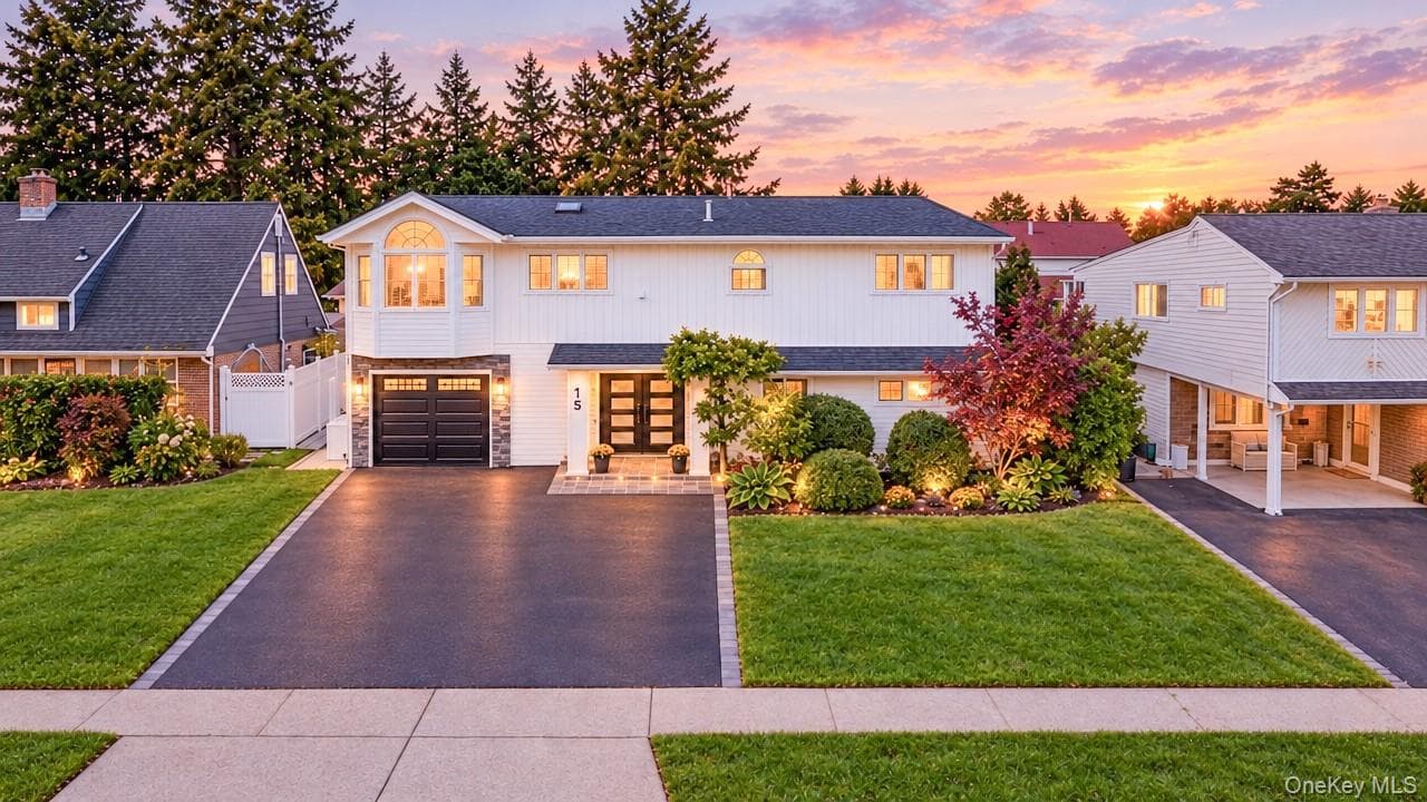15 Coachman Lane, Levittown