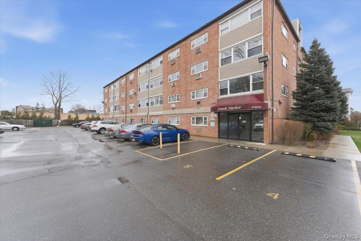 222 Smith Street Unit: 2E, Freeport