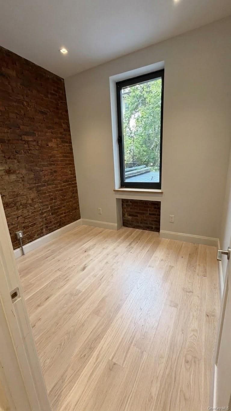 437 W 43rd Street Unit: 1 thumbnail 5