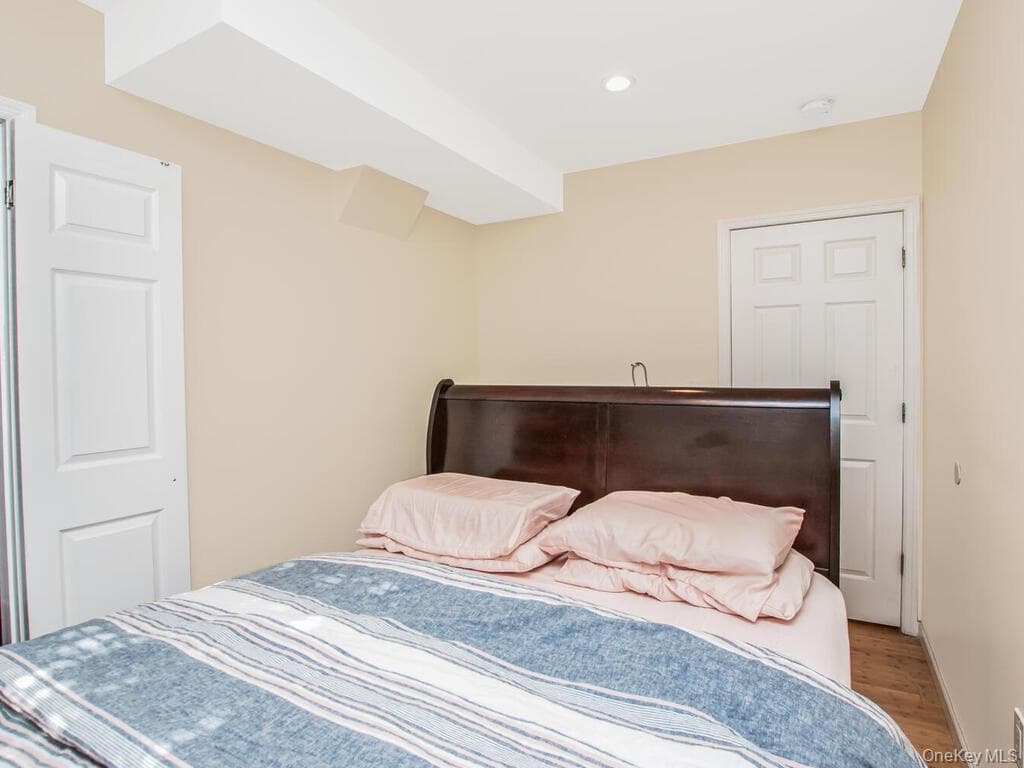 1283 E 223rd Street thumbnail 16