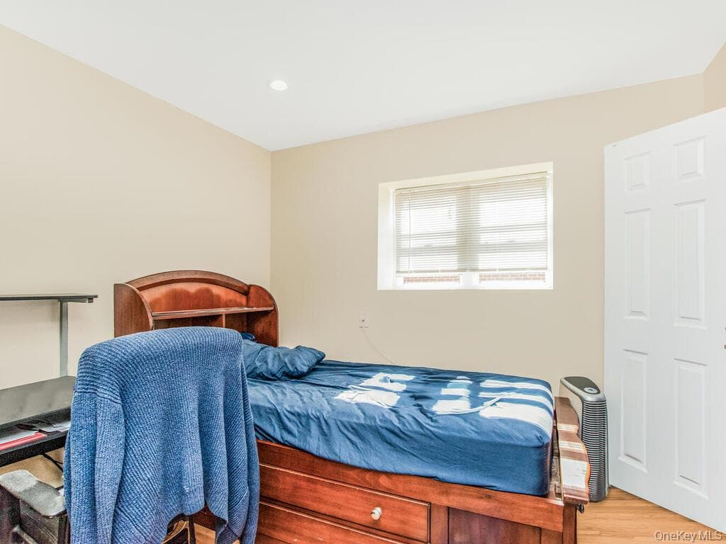 1283 E 223rd Street thumbnail 11