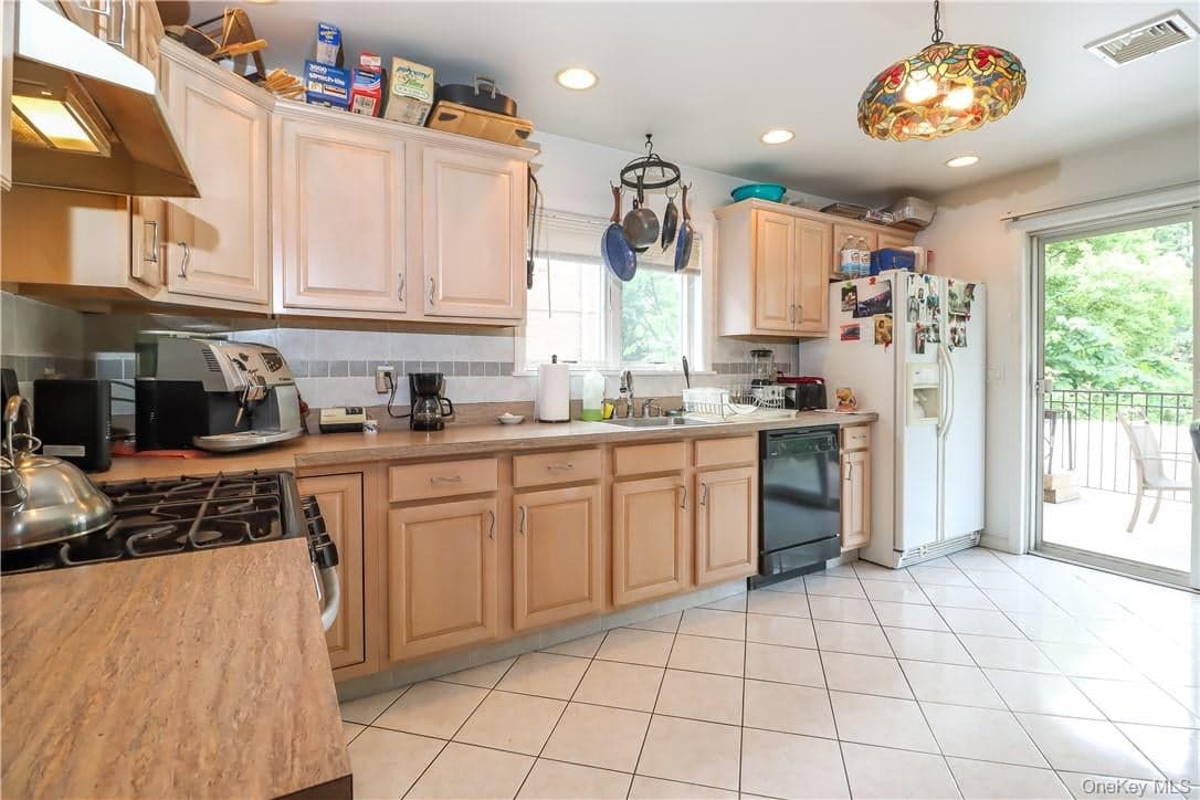 1078 Midland Avenue thumbnail 5
