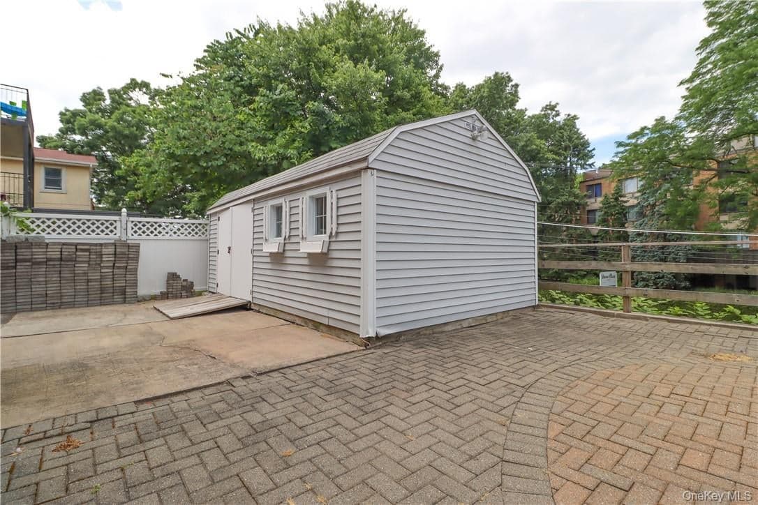 1078 Midland Avenue thumbnail 16