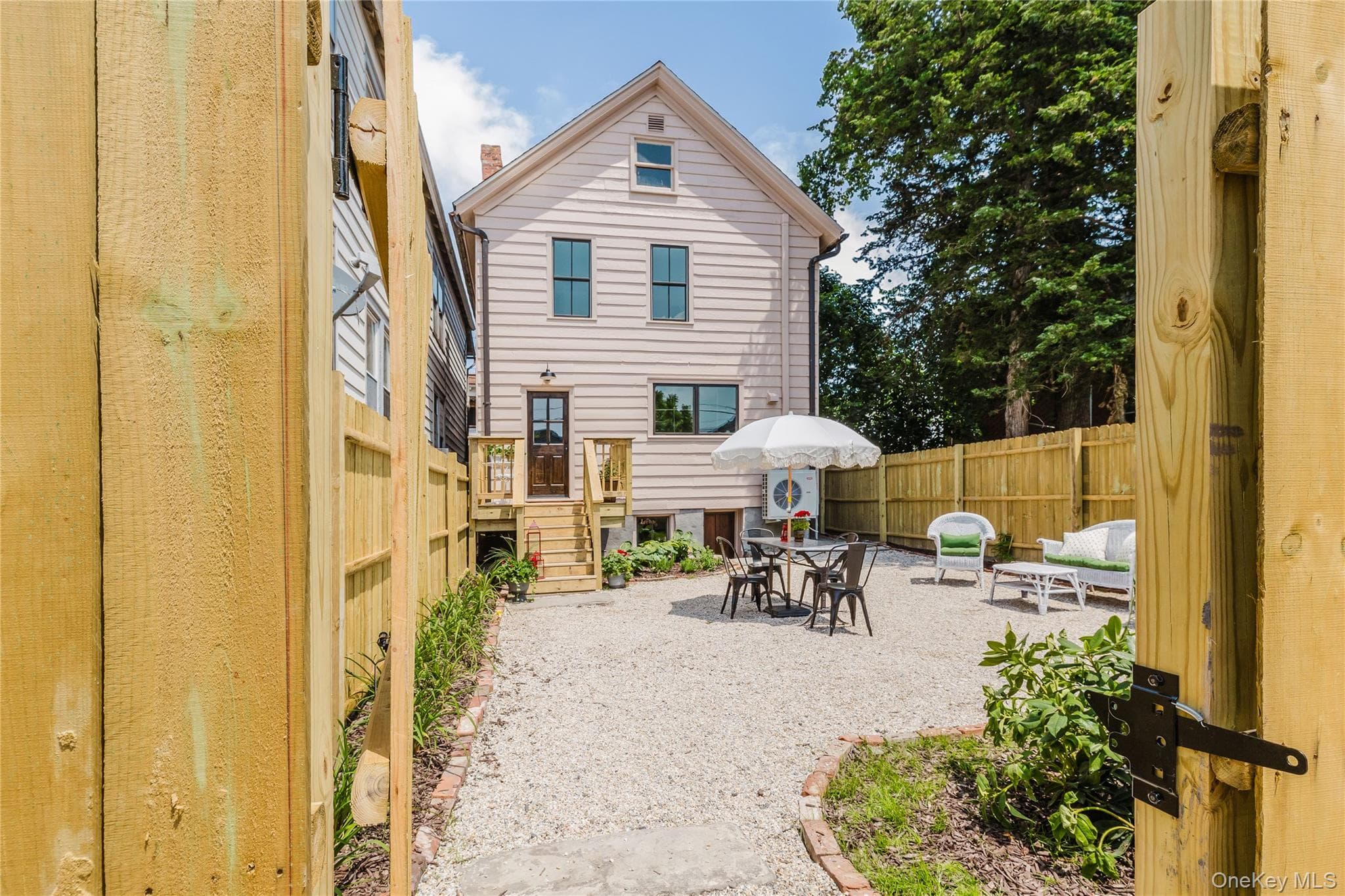 225 Robinson Street thumbnail 44
