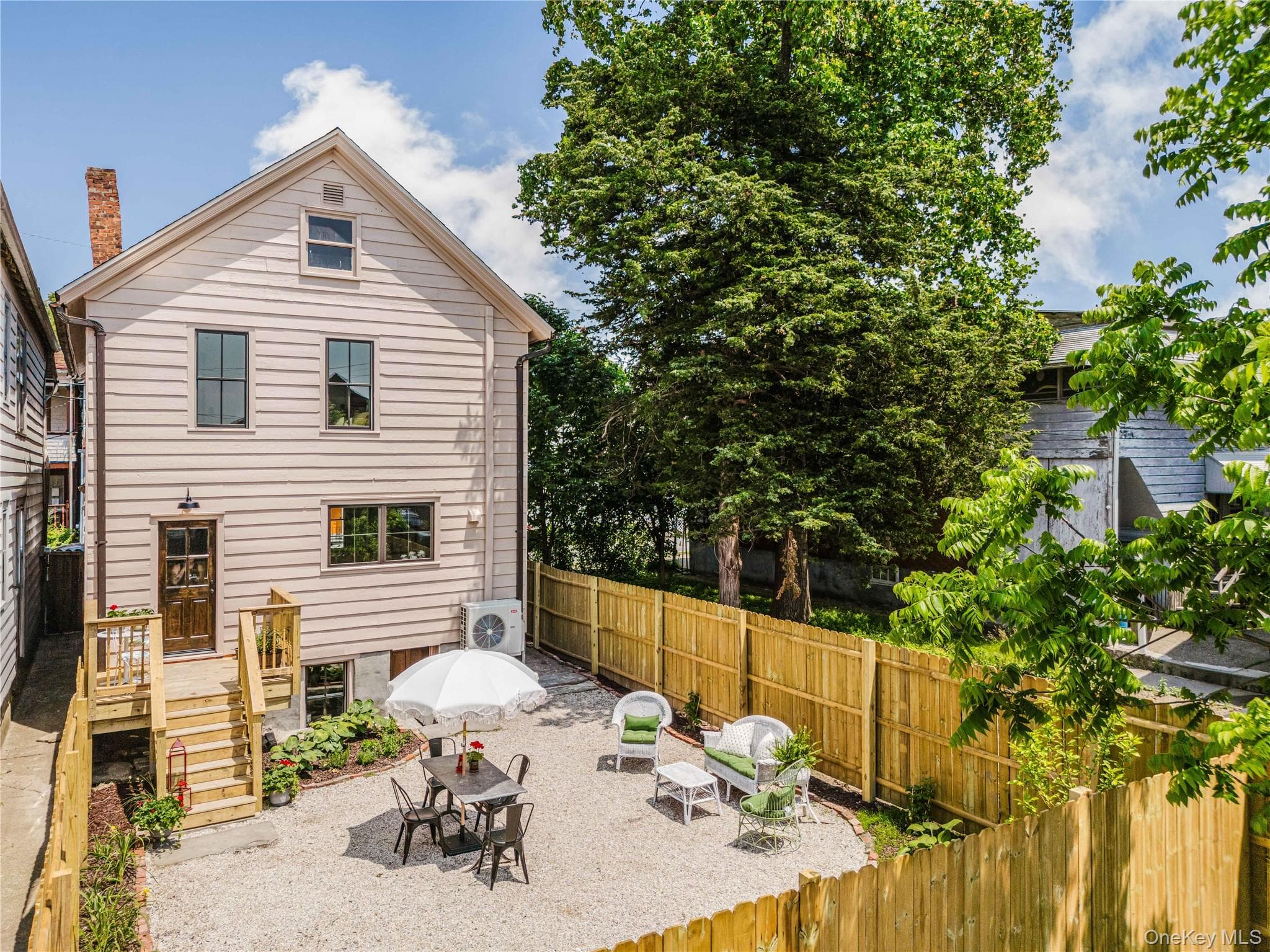 225 Robinson Street thumbnail 2