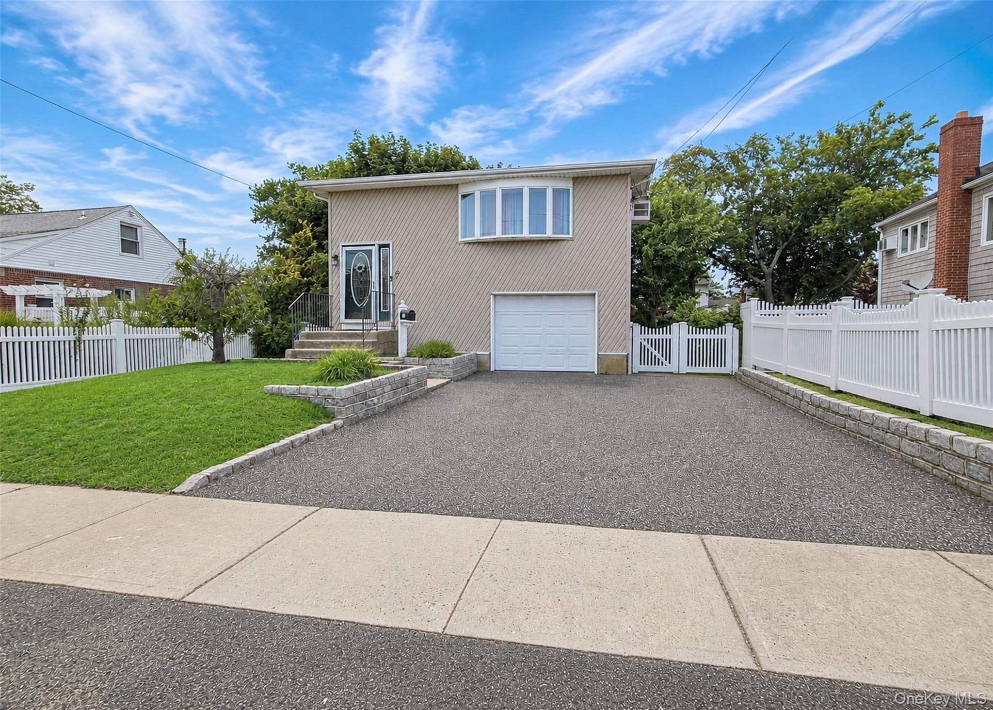 11 Farragut Avenue, Lindenhurst