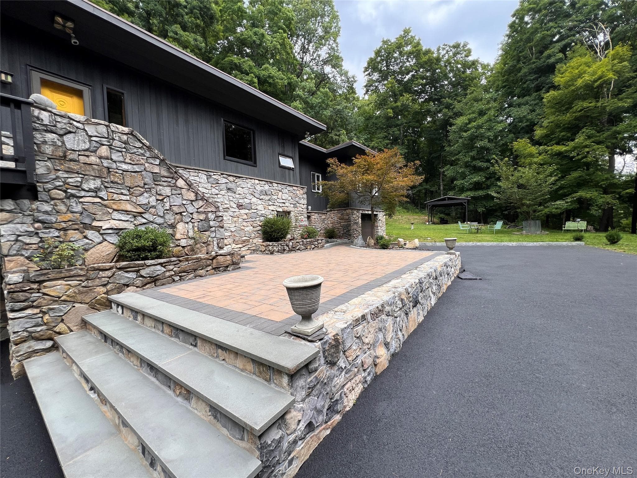 16 Briar Hill Road thumbnail 4