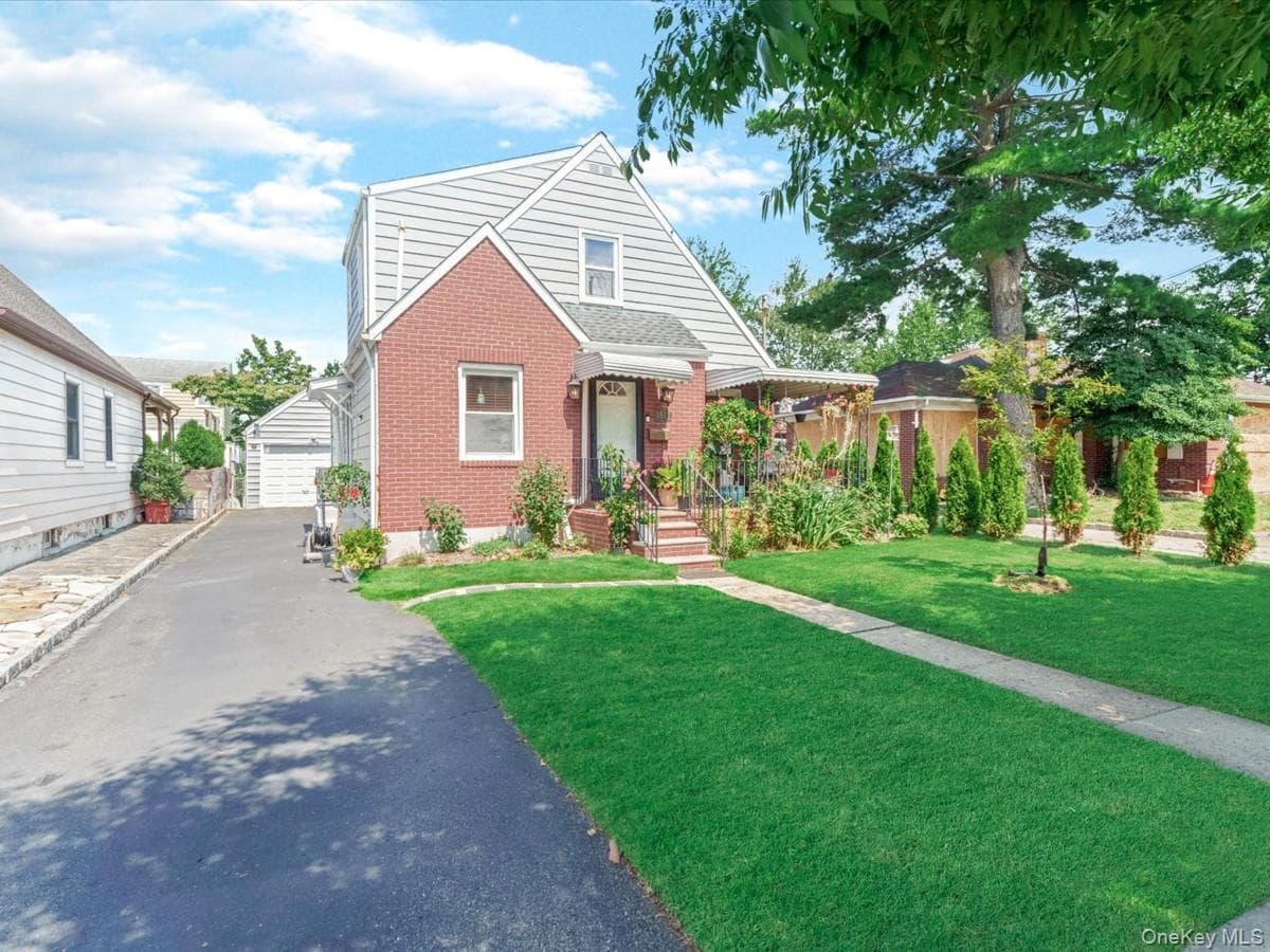 1517 Falmouth Avenue, New Hyde Park