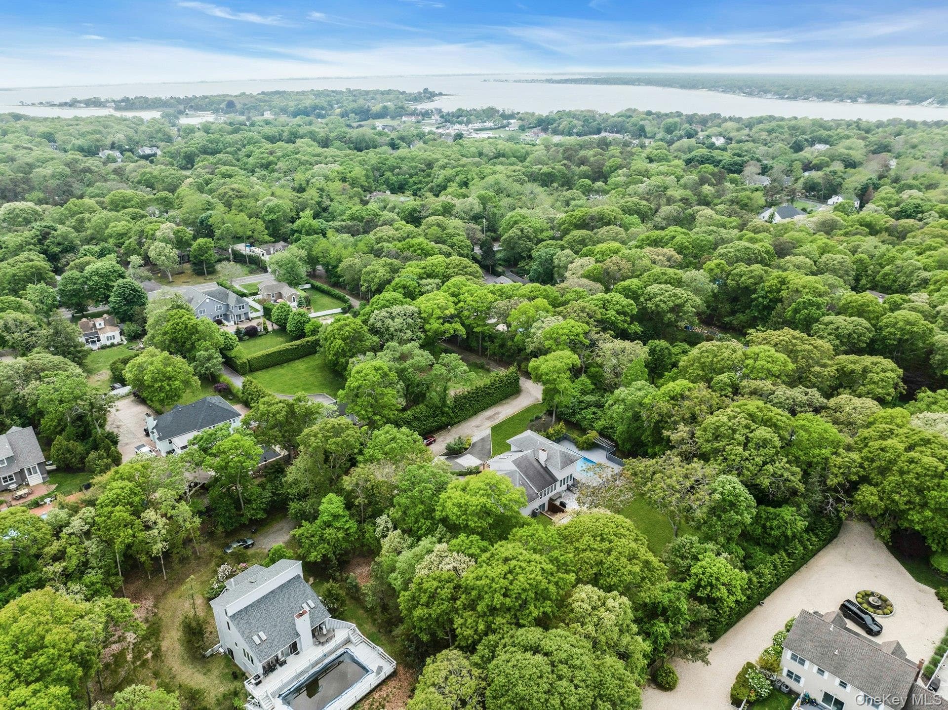 39 Bay Avenue photo 1